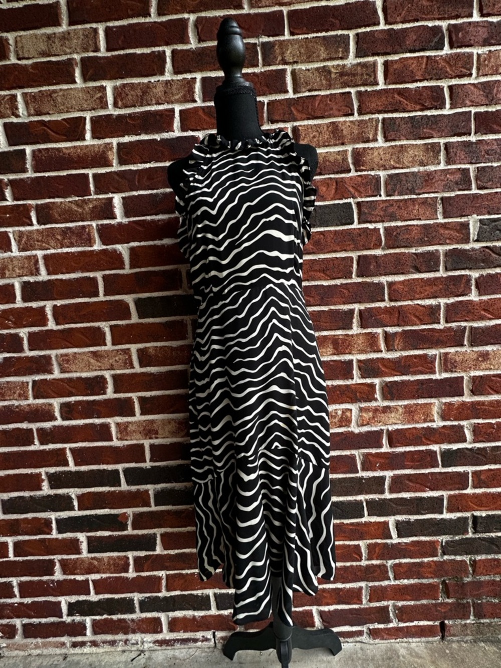Who What Wear Black and White Wave-Print Sleeveless Midi Dress